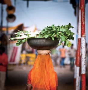 Woman_in_Pushkar_carrying_carrots_on_her_head