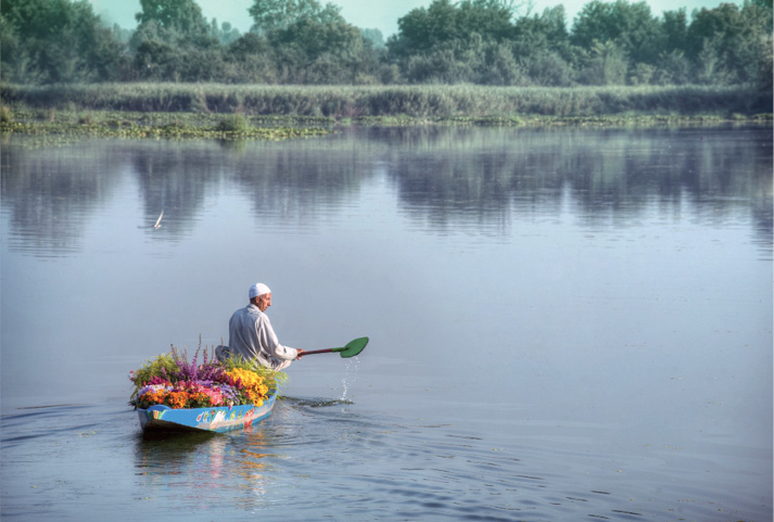 Lake_in_Srinagar,_Kashmir