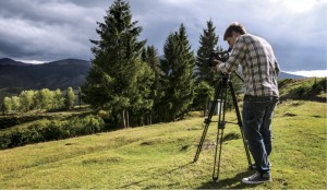 Videographer_in_the_mountains