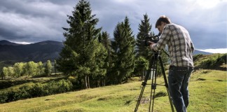 Videographer_in_the_mountains