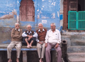 Elderly_men_sit_on_a_bench_in_Jodhpur