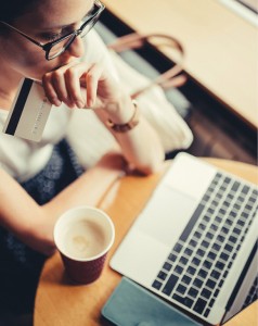 Woman_making_online_payment_in_cafe