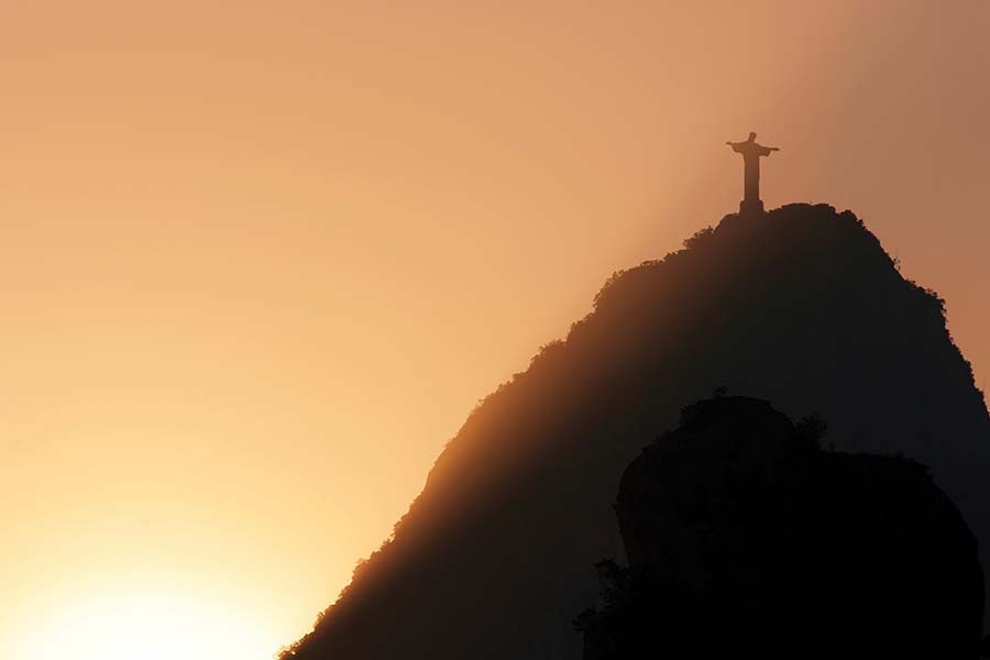 耶苏基督像-里约热内卢的标志-Christ-the-Redeemer-the-symbol-of-Rio-de-Janeiro-拉美国家的商机简析-Latin-America-country-by-country