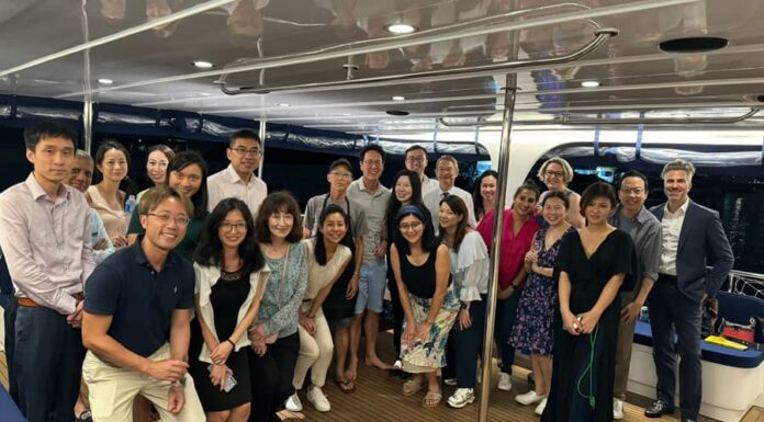 ACCHK kicks off summer with a junk boat outing (1)